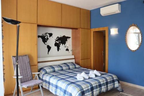 um quarto com uma cama com um mapa na parede em Star on the lake em Garda