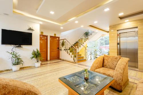 een woonkamer met een bank en een tafel bij Lime Tree Hotel Huda City Centre in Gurgaon