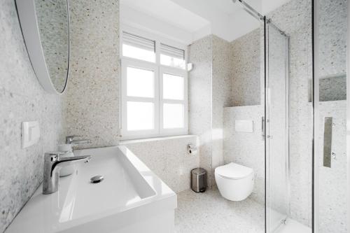 ザグレブにあるLux Homeの浴槽、トイレ、洗面台を備えたバスルーム