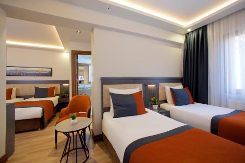 イスタンブールにあるホテル エイフェルのベッド2台とテーブルが備わるホテルルームです。