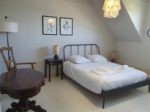 1 dormitorio con cama, escritorio y silla en Maison sur le port, en Plouguerneau