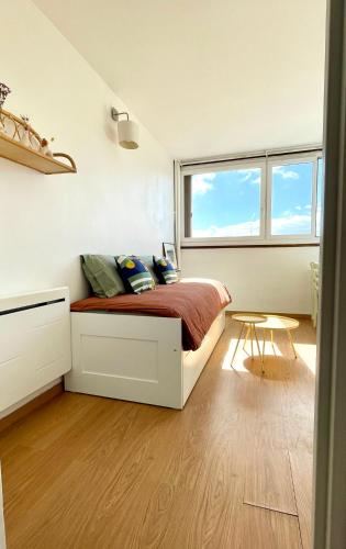 Charming Bright Sunny Studio in Belleville