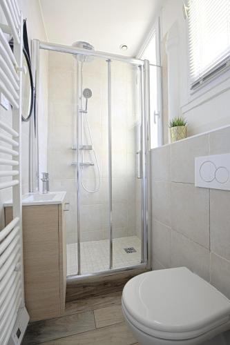 Top floor studio near Montmartre