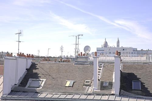 Top floor studio near Montmartre