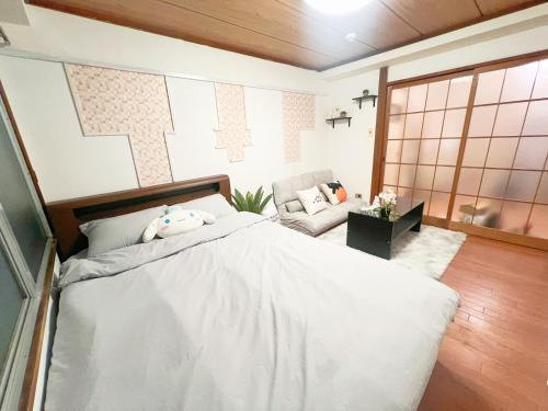 Una cama o camas en una habitación de 高田馬場4分 4人可 203