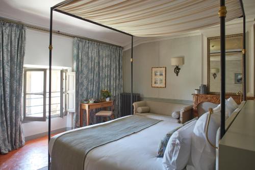 um quarto com uma cama e uma janela em Château de Fonscolombe em Le Puy-Sainte-Réparade