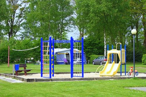 um parque infantil com escorrega num parque em Familiepark de Vechtvallei em Diffelen