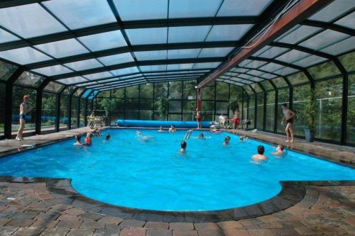 um grupo de pessoas numa piscina em Familiepark de Vechtvallei em Diffelen