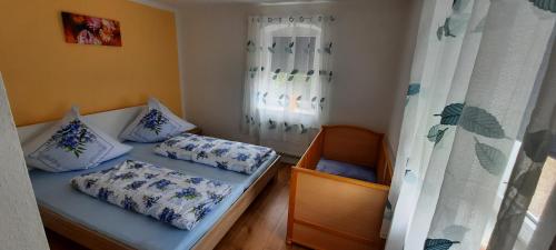 Habitación pequeña con 2 camas y ventana en Zum Jagdsteinblick, en Bahretal