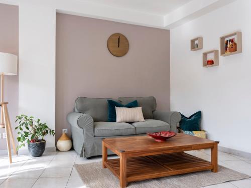 un salon avec un canapé et une table basse dans l'établissement Le cocon d'Emile - Cosy et tout équipé, à Nancy