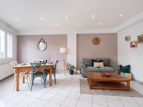 un salon avec une table et un canapé dans l'établissement Le cocon d'Emile - Cosy et tout équipé, à Nancy