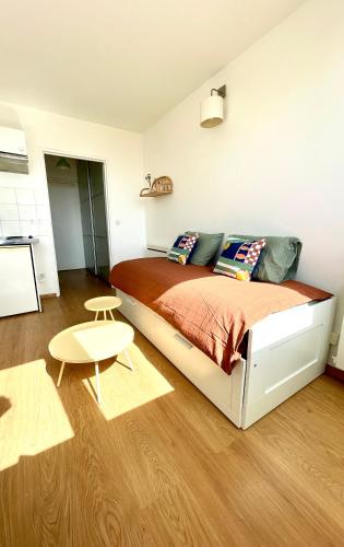 Charming Bright Sunny Studio in Belleville