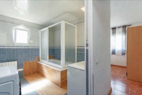 een badkamer met een douche, een toilet en een wastafel bij Villa Atenea in Lloret de Mar