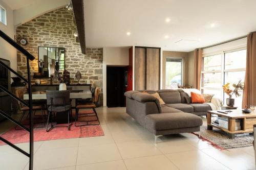 - un salon avec un canapé et une table dans l'établissement Villa Ty Amor, à Guissény