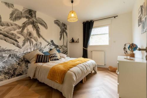 - une chambre avec un lit orné d'une fresque murale de palmiers dans l'établissement Villa Ty Amor, à Guissény