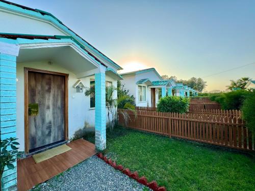 a house with a wooden fence and a yard at Wanna Stay Corbett in Belparāo