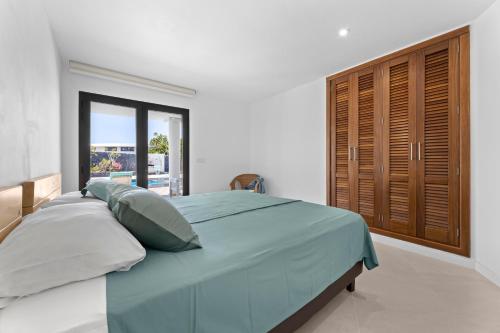 A bed or beds in a room at Casa Marina with pool, garden and terrace