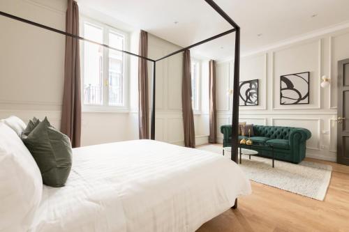 - une chambre avec un lit blanc et un canapé vert dans l'établissement Louly Spanish Steps, à Rome