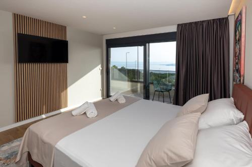 Villa Sirius في Bast: غرفة نوم مع سرير أبيض كبير وشرفة