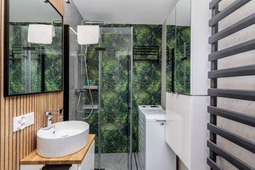 W łazience znajduje się prysznic i umywalka. w obiekcie Prokocim Modern Studio w Krakowie