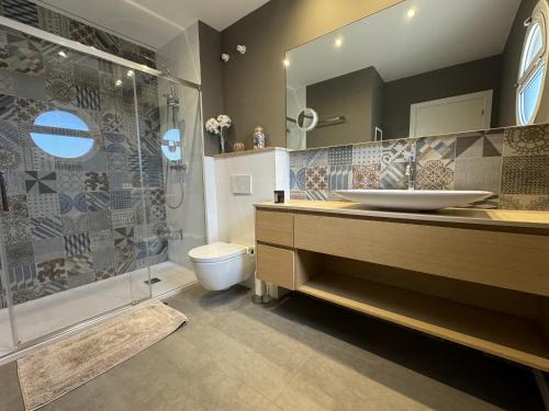 a bathroom with a sink and a shower and a toilet at Les Dunes 3107 in Torroella de Montgrí