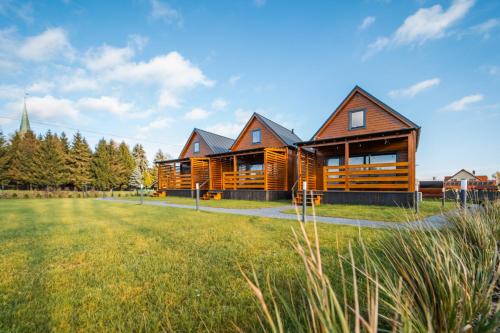 a log house with a yard and a grass field at Morze Tu in Stegna