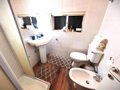a bathroom with a toilet and a sink at Rotas B in St Julian's