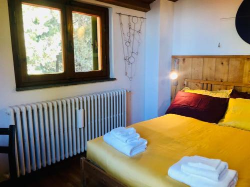 een slaapkamer met een bed met twee handdoeken erop bij La casa di Nello Bini con vista su Firenze in Bagno a Ripoli