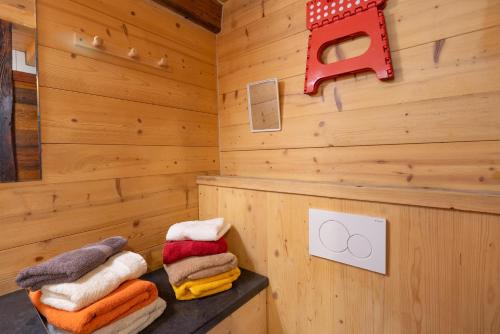 una sauna con una pila di asciugamani su uno scaffale di Chalet le petit bornand a Les Houches