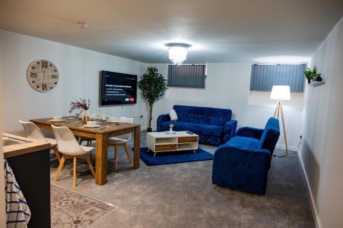 Χώρος καθιστικού στο Basement Bliss Hideaway