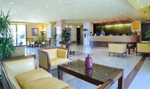 贝纳尔马德纳Hotel ViveMar的大堂设有桌椅和酒吧