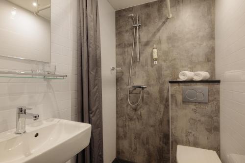 a bathroom with a shower and a sink at Leonardo Boutique Hotel The Lancaster Hotel Amsterdam in Amsterdam