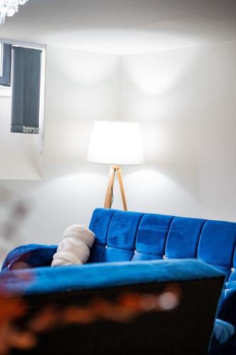 Χώρος καθιστικού στο Basement Bliss Hideaway