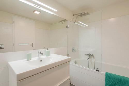 LUXURY NEW-3BDR 3BTH SAUNA!CITY CENTER 1072 Budapest, 1072 Erzsébet Körút 22 kép - 3