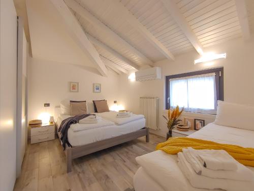 Postel nebo postele na pokoji v ubytování Dascio Dolce Ferienwohnung Panorama Balkon am See