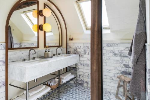 a bathroom with a sink and a mirror at BULL Burford in Burford