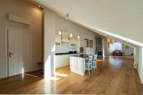 cocina abierta y sala de estar con escalera en Villa Langberg Spa en Ventspils