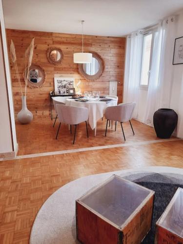 un salon avec une table et des chaises dans l'établissement Spacieux T3 climatisé avec parking proche gare, à Villefranche-sur-Saône