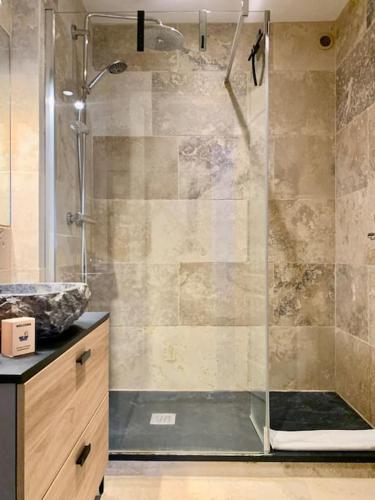 une salle de bain avec douche et lavabo dans l'établissement Spacieux T3 climatisé avec parking proche gare, à Villefranche-sur-Saône
