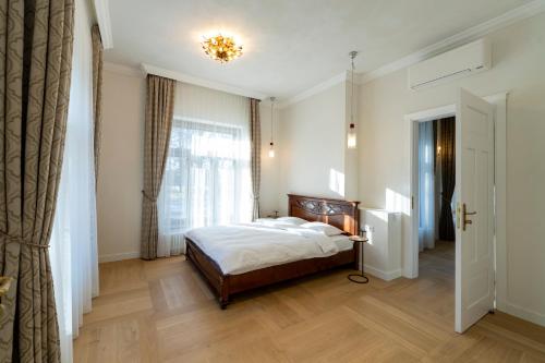 1 dormitorio con cama y ventana en Villa Langberg Spa, en Ventspils