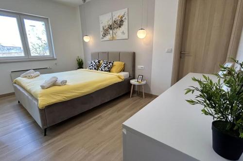 Dormitorio pequeño con cama con sábanas amarillas en Holiday house Diva with a pool, en Svetvinčenat