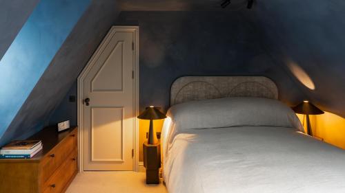 a bedroom with a bed and a white door at BULL Burford in Burford