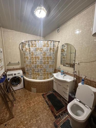 La salle de bains est pourvue d'une baignoire, de toilettes et d'un lavabo. dans l'établissement Your cozy apartment "Centro Parkside" in the City center, à Samarcande