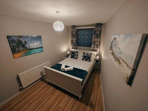 a small bedroom with a bed and a window at 2br Cosy City Centre Apartment in Belfast
