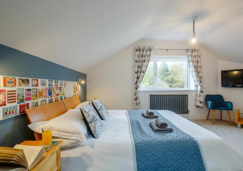 a bedroom with a large bed and a window at Fflat Cynan @ Nos Da in Menai Bridge