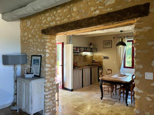 une cuisine et une salle à manger avec une table dans une pièce dans l'établissement Gîte 4 personnes - 600m de Plan d'eau de 
