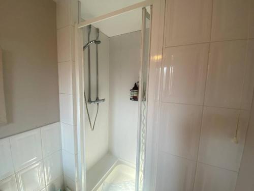 y baño con ducha y puerta de cristal. en 2br Spacious City Centre Apartment en Belfast