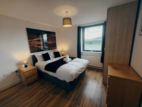 um quarto com uma cama grande e uma janela em 2br Mountain View City Centre em Belfast