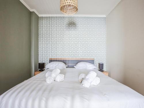 a bedroom with a bed with white towels on it at Appartement douillet Alfortville proche métro et RER in Alfortville