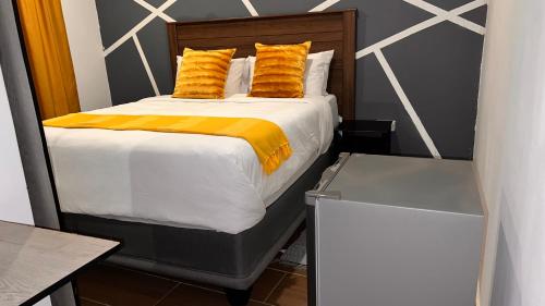Un pat sau paturi într-o cameră la Gem Villa Inn